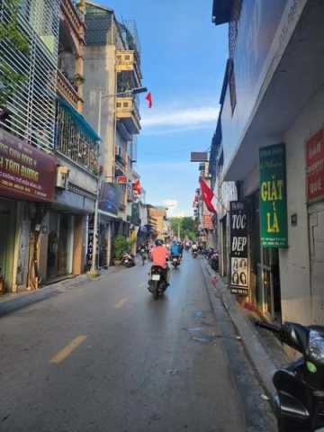 Mặt phố Nguyễn Đức Cảnh , kinh doanh sầm uất , mặt tiền rộng , thoáng trước sau mà chỉ hơn 12tỷ.