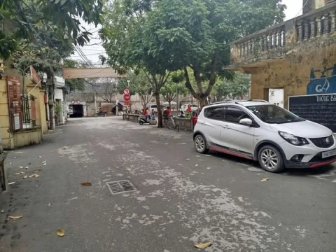 Không thể tin được một ngôi nhà 6 tầng có thang máy, đầy đủ nội thất lại nằm ở vị trí trung tâm, ô tô đỗ cửa, đã thế có tầng thượng phải gọi là chill hết nấc và giá hấp dẫn.