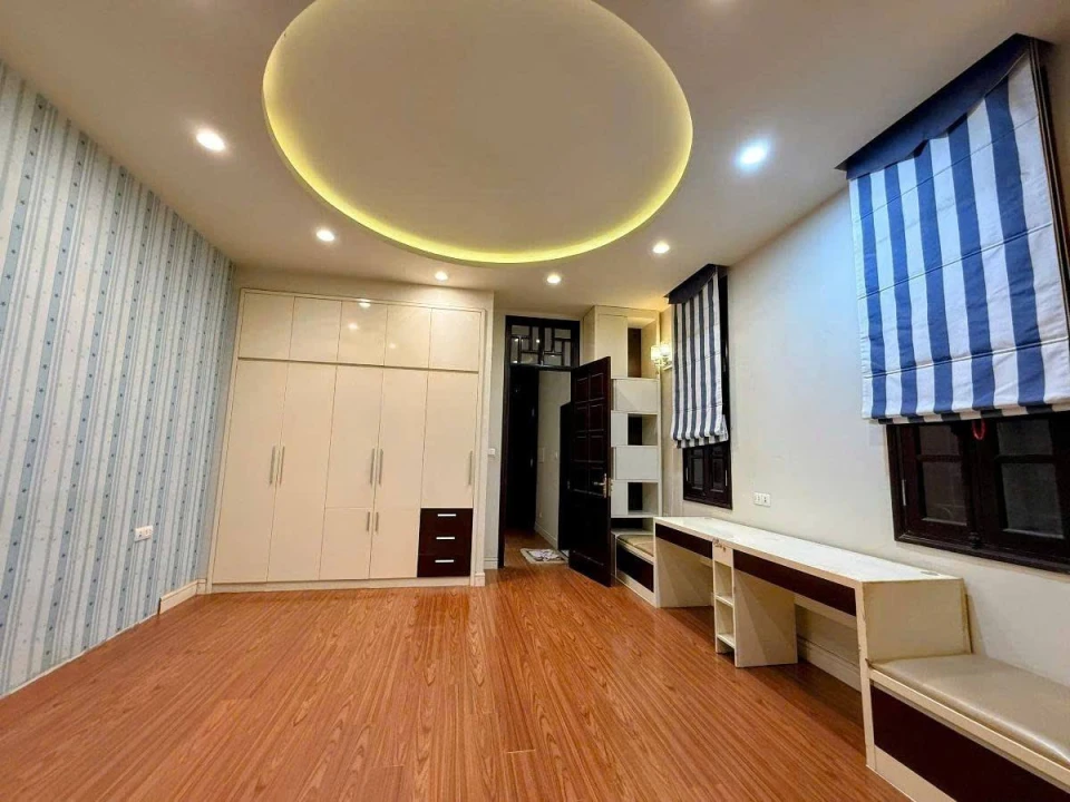 NHÀ CẦU GIẤY Ô TÔ VÀO NHÀ, DT 57.10M2, GIÁ 12.8 TỶ, MT RỘNG 5.50 M, NHÀ 4 TẦNG
