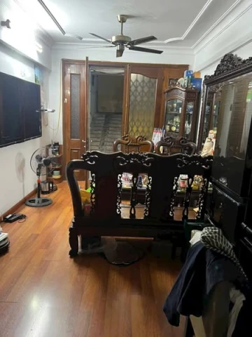 Nhà nằm trên phố Hai Bà Trưng, quận Hoàn Kiếm, diện tích 60m, chia 3 phòng đủ công năng sinh hoạt gia đình.