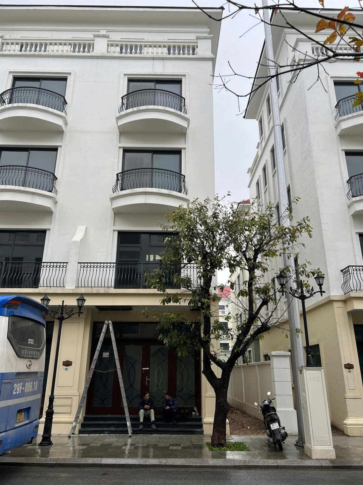 Cần bán căn xẻ khe khu San Hô diện tích 98m2. Gần CV nước, phố Hong Kong.