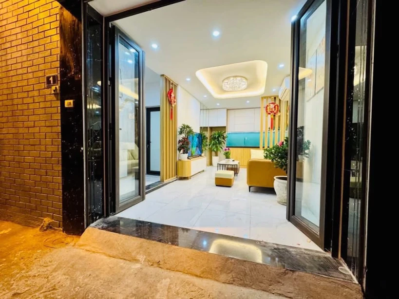 MỘT NHÀ RA PHỐ.
