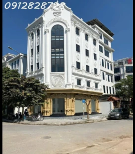 Cho thuê biệt thự ngõ 214 Nguyễn Xiển ,120m x 5 tầng 1 tum thông sàn , thang máy riêng có PCCC