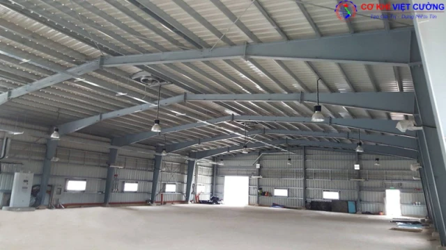 -Xưởng xe contaier xe tải lớn ra vào thuận tiện.