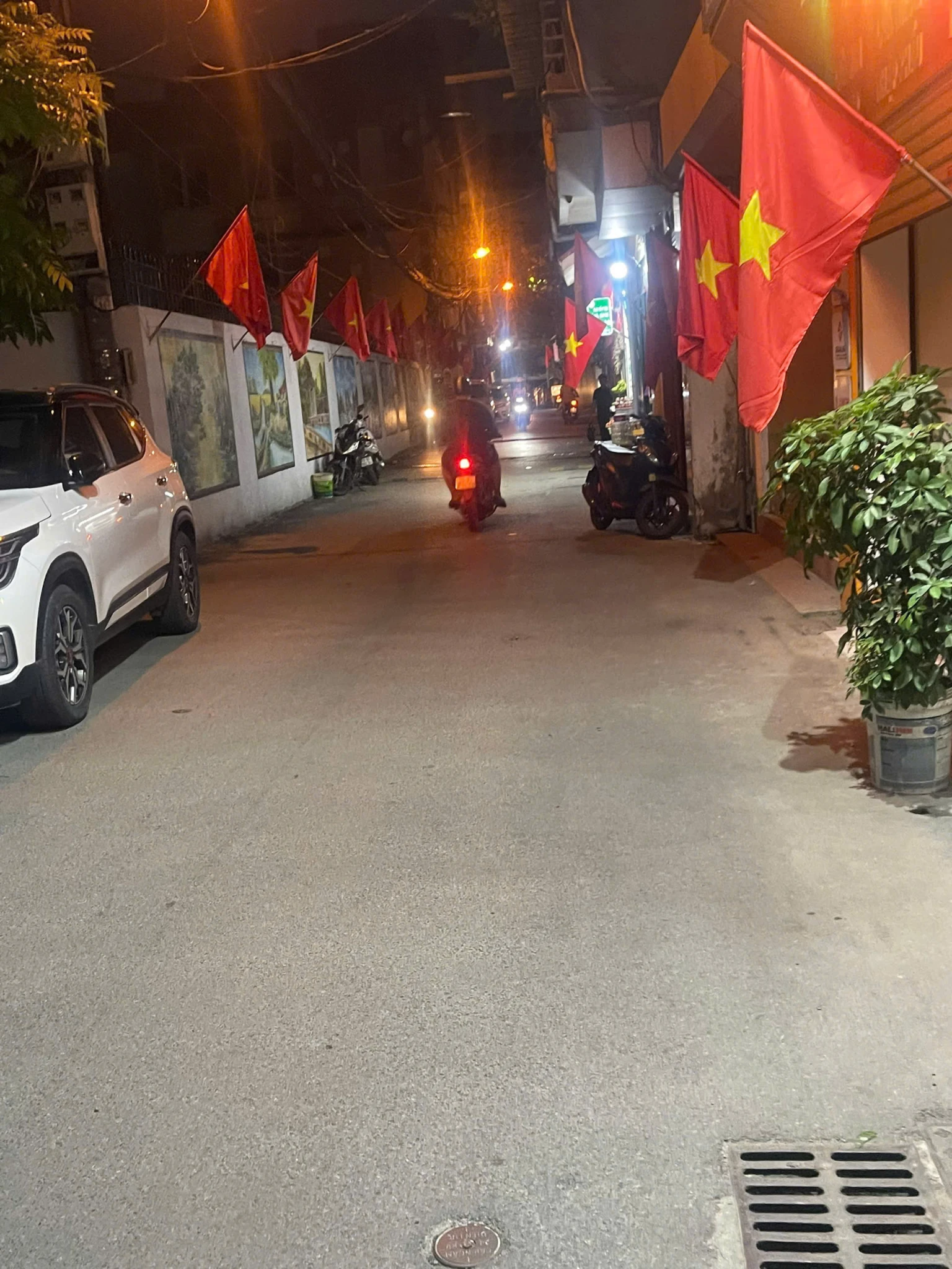 Phố Vương Thừa Vũ - nhà 3 tầng, 83m2, giá cực rẻ cho nhà đầu tư xây CCMN, CHDV