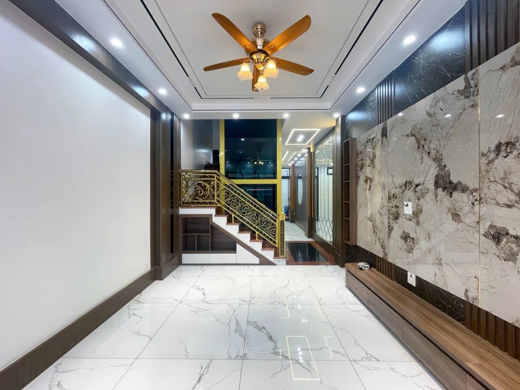 - Nhà 4 tầng thang máy mặt đường tuyến 3 Hoàng Thế Thiện