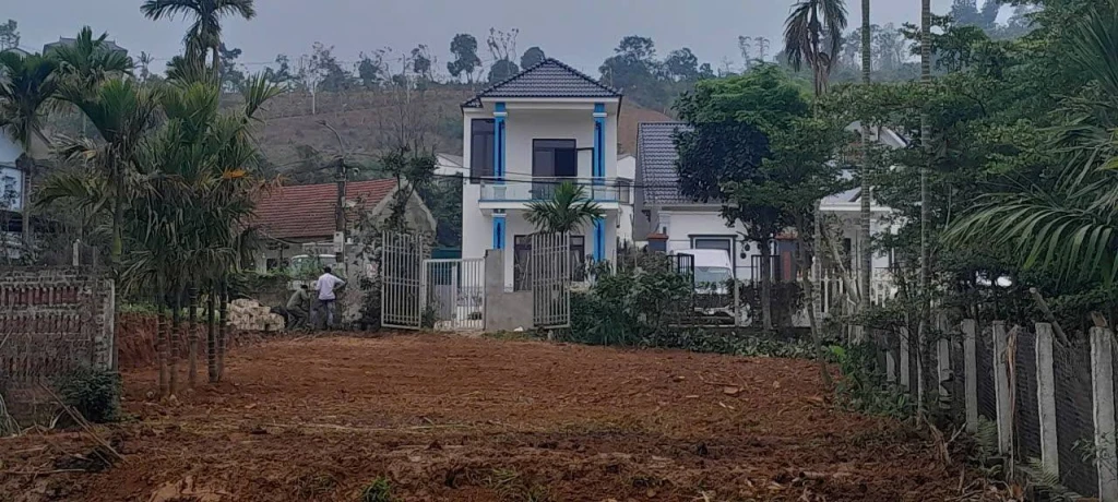 BÁN LÔ ĐẤT DT CẢ TRONG SỔ VÀ NGOÀI SỔ HƠN 1000M2, TRONG ĐẤT CÓ AO, PHÍA SAU VIEW CÁNH ĐỒNG TẠI YÊN BÌNH, GIÁ HƠN 5 TỶ XÍU