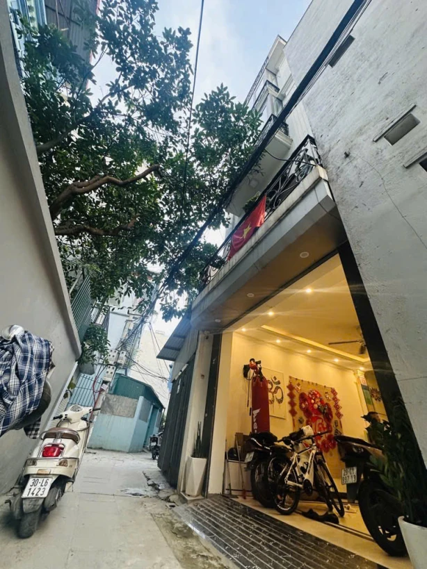 BÁN NHÀ BÁT KHỐI LONG BIÊN 5 TẦNG 35M2- NHÀ  ĐẸP- TRƯỚC NHÀ THOÁNG -GARA Ô TÔ 4 CHỖ - FULL NỘI THẤT - VIEW AEON MALL