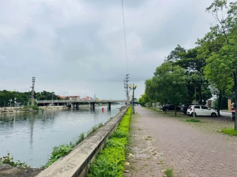 Bán đất lạc long quân trc mặt là sông thoáng mát và vỉa hè cực rộng