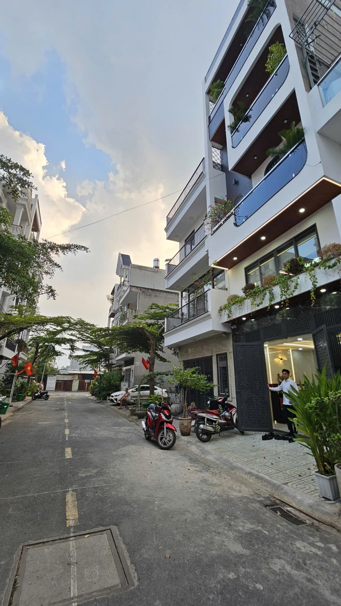 Nhà Mặt Phố Khu 307 Bàu Cát 33m2, 2 Tầng, Sổ Hồng Riêng, Giá 15 Tỷ! LH: 0898333313