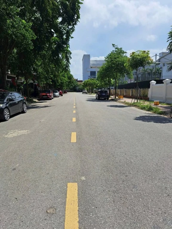 BÁN NHÀ HUD 3.5 TẦNG