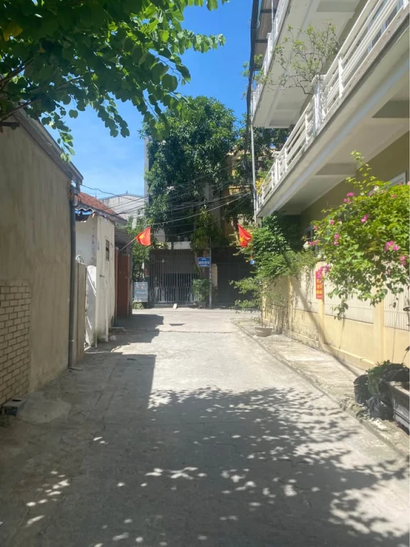Bán đất ở cạnh quảng trường
