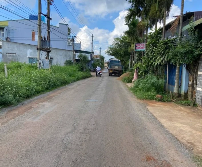 Chủ gửi bán lô đất phường Tân An, nằm ngay mặt tiền đường trục chính thôn 12 Eatu cũ.