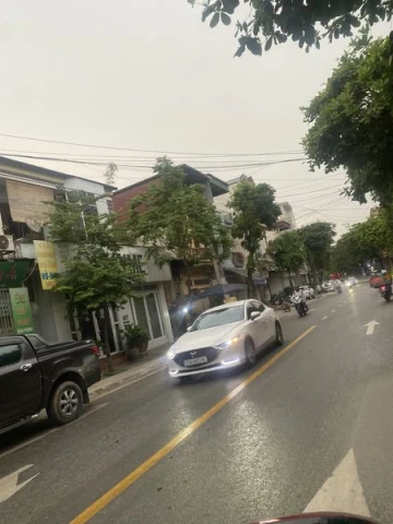 👉Bán nhà 2 tầng mặt đường Yên Ninh, khu vực sầm uất và nhiều tiện ích như trường, chợ,…; đường apphan, 3-4 làn xe🚗, điện ao áp chiếu sáng cả đêm