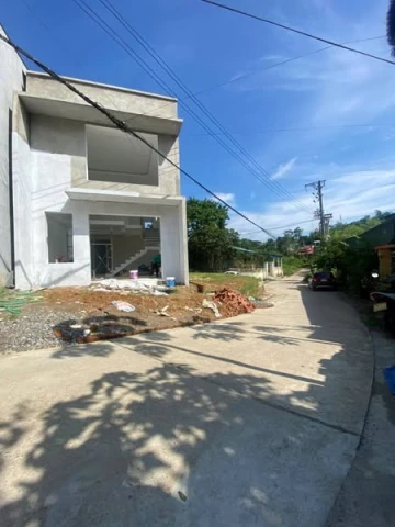 Bá.n nhà 2 tầng xây mới đang hoàn thiện tại vị trí 2 đường Yên Ninh- TP Yên bái  Diện tích 5,5x17 m2