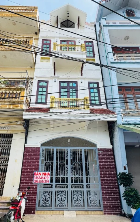 Ngay chợ, gần đền Tả Phủ, trung tâm tiện đường đi siêu thị, trường học, công viên.