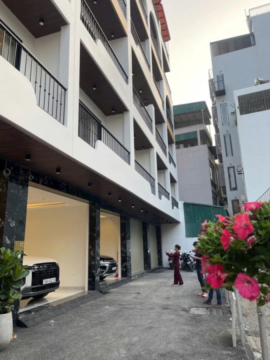 NHÀ MỚI Ô TÔ ĐỖ CỬA -FULL NỘI THÂT 75 m2 X 7 Tầng 19.95 tỷ.Bát Khối Long Biên.