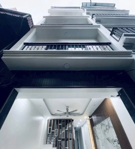ĐA SỸ- NHÀ MỚI ĐẸP -5 TẦNG- THANG MÁY - ĐẦY ĐỦ TIỆN ÍCH .