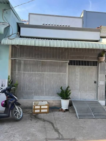 GIÁ CỰC TỐT - RẺ NHẤT PHÚ HỮU  BÁN ĐẤT TẶNG NHÀ CẤP 4  70M2 - NGANG 4 VUÔNG VỨC  CHỈ 2,9 TỶ - CÒN BỚT