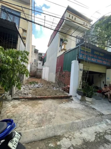 BÁN NHANH LÔ ĐẤT ĐƯỜNG YÊN TRƯỜNG bên hông trường Chính Trị
