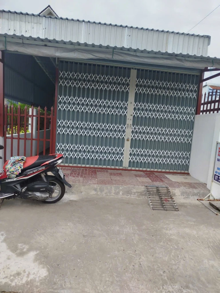Em cho thuê căn nhà tiền chế ngang 3,6m dài 6m, đường lộ trước nhà 8m