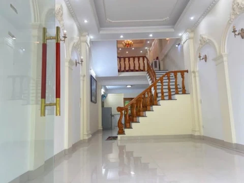 Bán nhà 3,5 tầng mặt bằng 530 trước khách sạn mường thanh