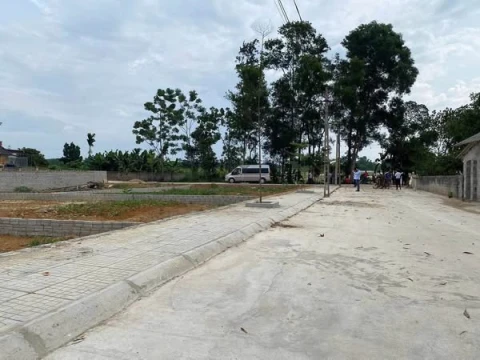 Đối diện trường cấp 2 thạch cẩm. Ngay tỉnh lộ 516. Bán kính 800m có đầy đủ tiện ích