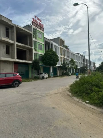 NHÀ XÂY THÔ ÁP VE. MB 934 ĐÔNG HẢI