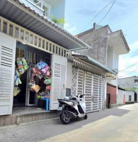 Kết cấu:1 trệt 1 lầu,3 phòng ngủ,3 nhà vệ sinh,có sân thượng.