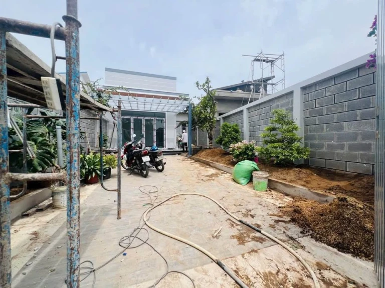 Nhà sân vườn, có 3 căn liền kề, sân rộng dài 9m