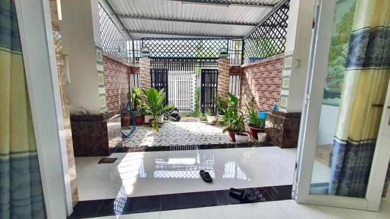 Vi tri: Ấp 4 Đạo Thạnh gần ủy ban Đạo Thạnh .gần chợ, gần quảng trương hùng vương, cach lộ nhựa 92A chĩ 50m thẳng ko quẹo.