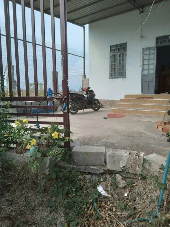 BÁN ĐẤT TẶNG NHÀ PHÚ HÀI  Dt 204m2. Nhà c4 còn tốt