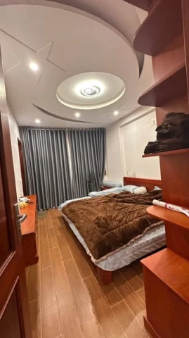 chủ nhà đi định cư nước ngoài cần chuyển nhượng căn nhà siêu đẹp ốp lát gỗ hương từ trên xuống dưới kể cả lỗ thông gió. Còn thơm mùi gỗ