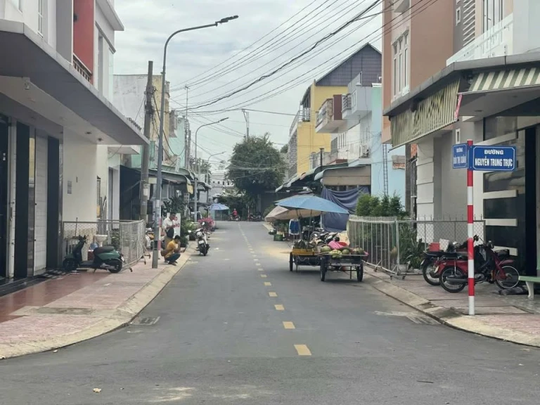 * BÁN NỀN NHÀ