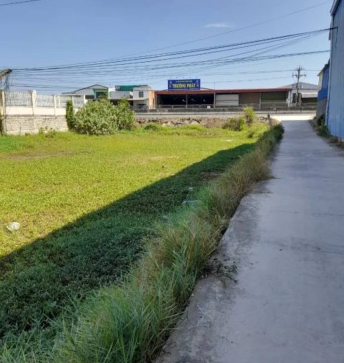 cần bán gấp lô đất ctln mặt tiền đường bê tông khu vực Hàm Kiệm