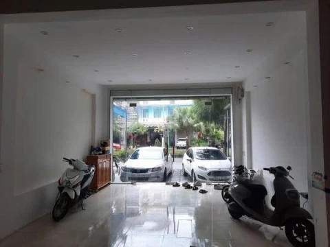 Chính chủ cho thuê nhà 3 tầng 5 x 20m ( 300m2 sàn).