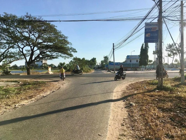 ĐẤT ĐẸP TRUNG TÂM HÀM LIÊM – NGAY UBND – MẶT TIỀN NHỰA