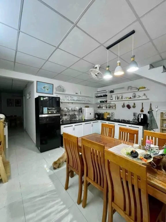CHO THUÊ NHÀ NGUYÊN CĂN Hẻm ô tô P2, Bảo Lộc, Lâm Đồng 1 lửng, 3pn, 2wc Sân oto nhỏ Nhà full nội thất