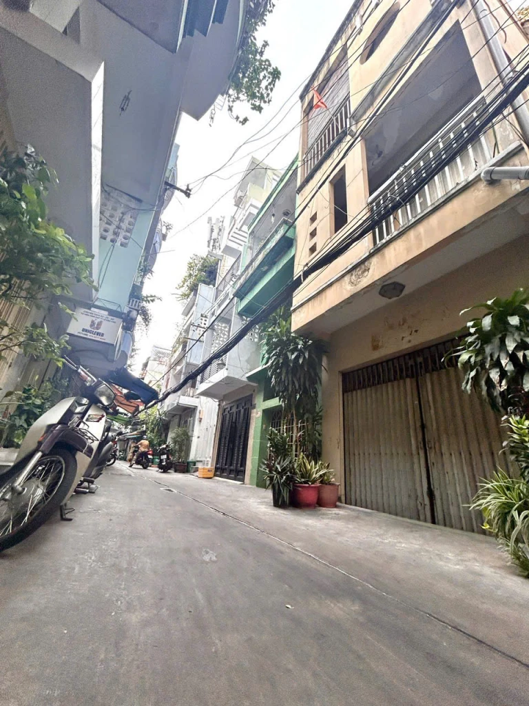 BÁN NHÀ 44M2 NGAY MẶT TIỀN HẺM XE HƠI Đ. HOÀNG DIỆU- GIAO THƯƠNG Đ.KHÁNH HỘI VỚI NGUYỄN TẤT THÀNH.