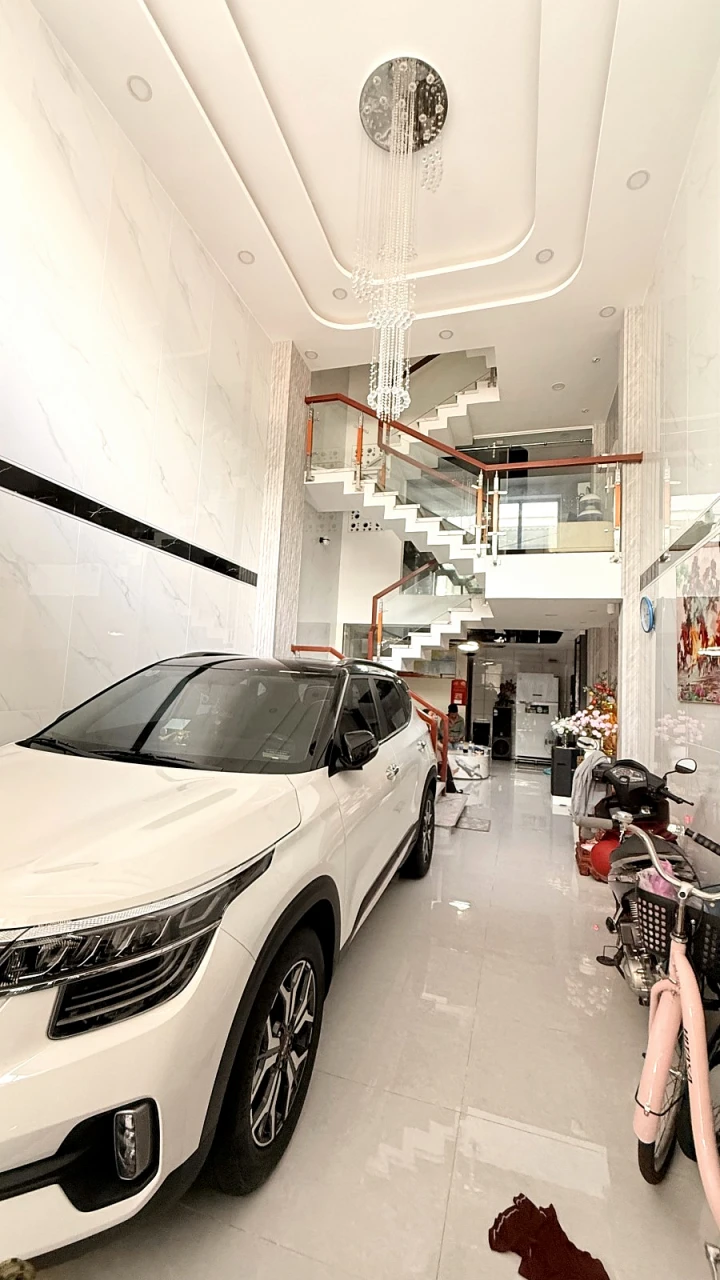 Đối diện Mercedes - 52M² - 5 Tầng - Hẻm Xe Hơi - Quang Trung