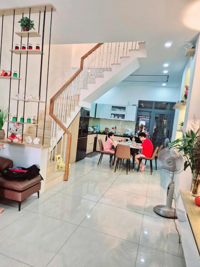 "Bán nhà chính chủ hẻm Hà Huy Giáp, Q.12: 76m2, 2 tầng, 4PN, sổ hồng trao tay, giá hời 5.6tỷ - An cư lạc nghiệp ngay!"