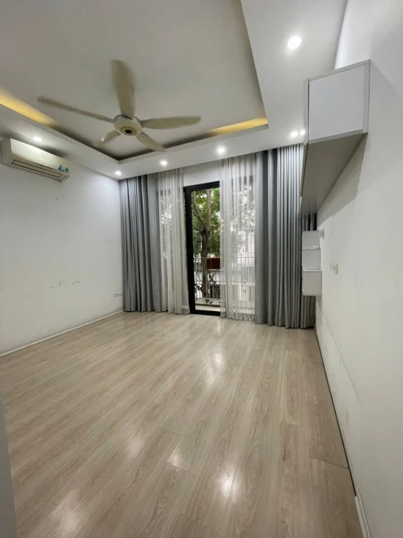 Cho thuê nhà liền kề báo nhân dân Trần Hữu Dực, có vỉa hè, oto đỗ tránh