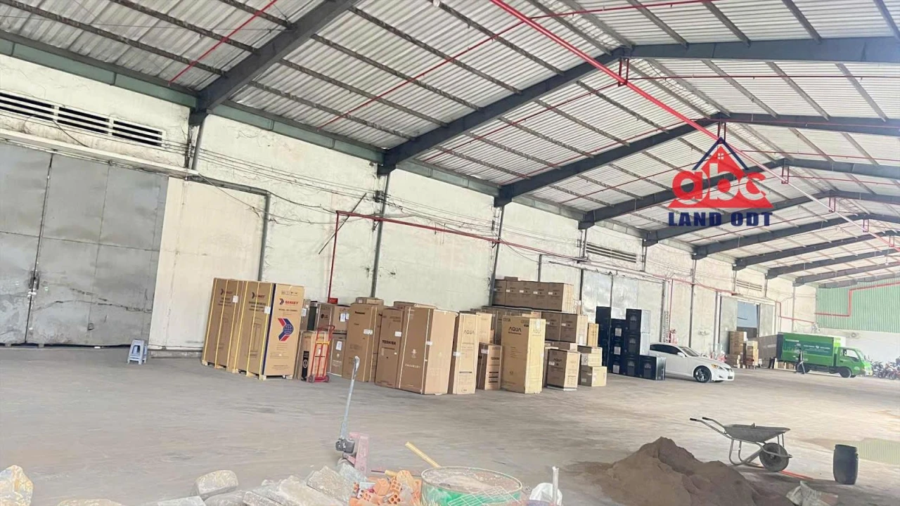 XT680 1000m2 Kho cho thuê lâu dài, trang bị PC, vị trí giao thông thuận lợi, trống kho