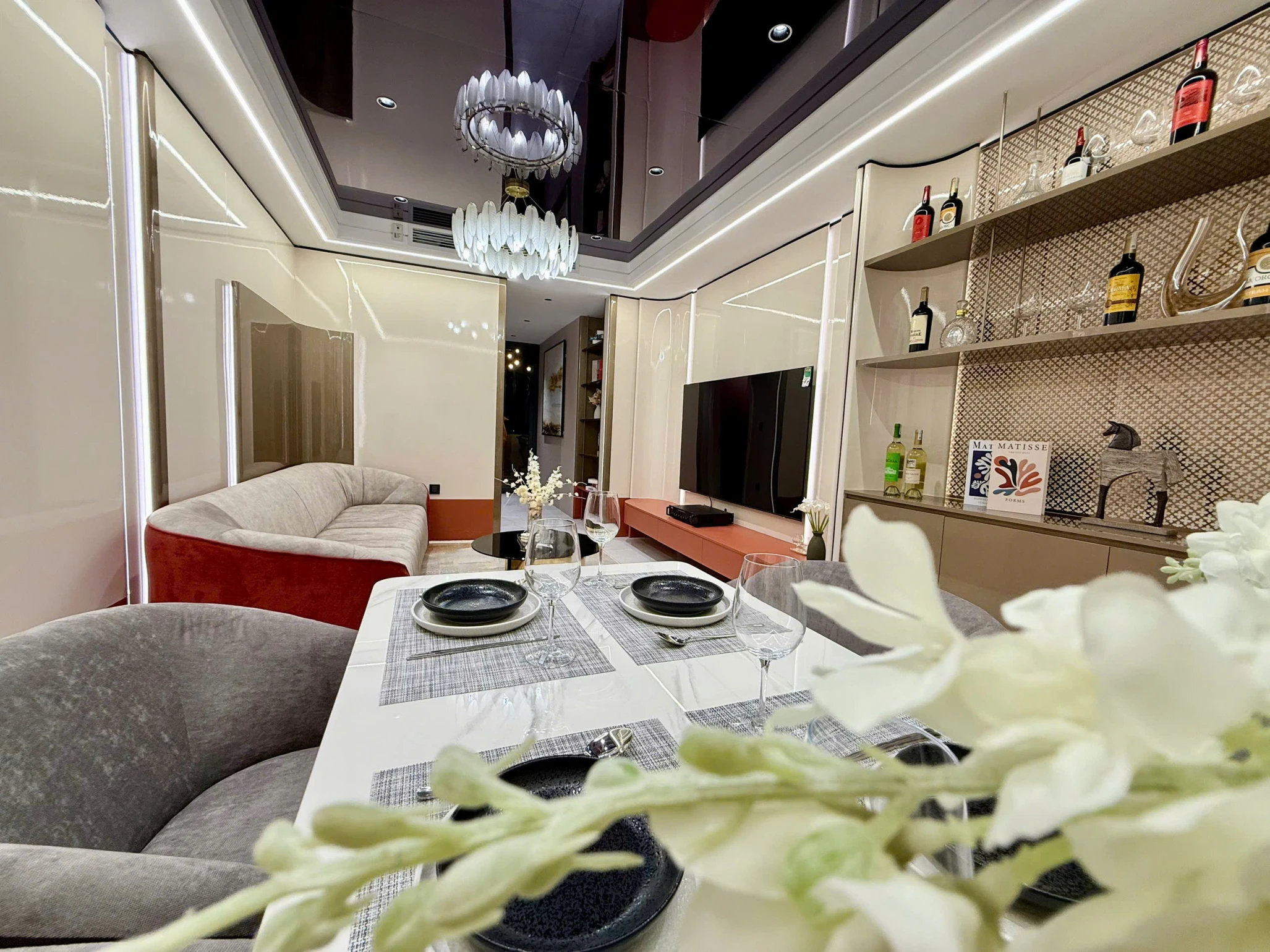 CĂN HỘ BIỂN NGAY TRUNG TÂM NHA TRANG. BAN CÔNG RỘNG VIEW BIỂN GIÁ SIÊU RẺ