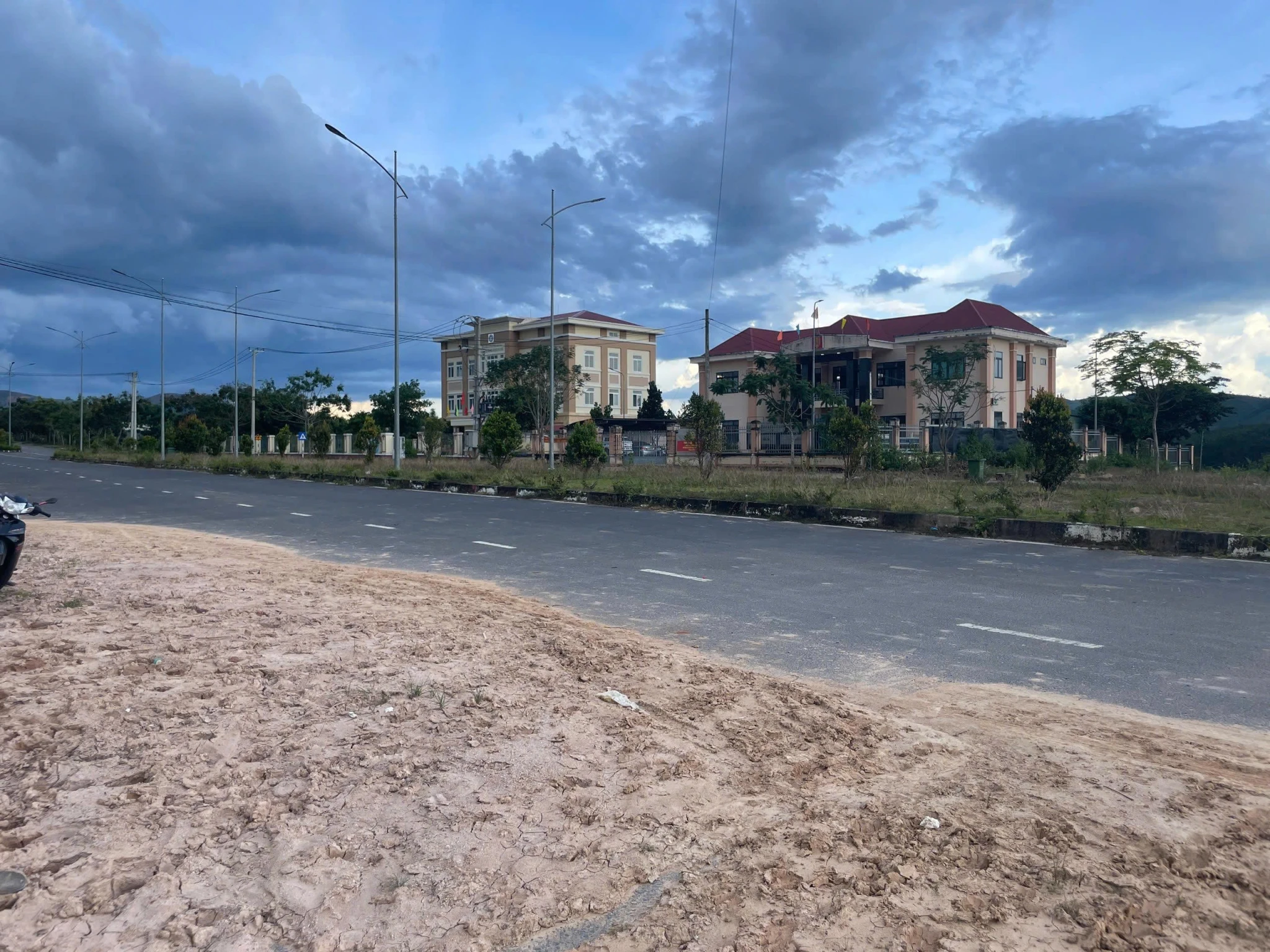 CẦN BÁN NHANH ĐẤT THỊ TRẤN SA THẦY – ĐƯỜNG N1 RỘNG 10M – FULL THỔ CƯ