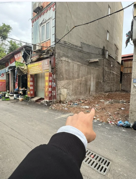 Mình cần chuyển nhượng lại lô đất mới dọn dẹp định xấy của hàng nằm ở gần Trường Đh Xã Hội Và Lao Động, ngay trung tâm chợ và khu hành chính