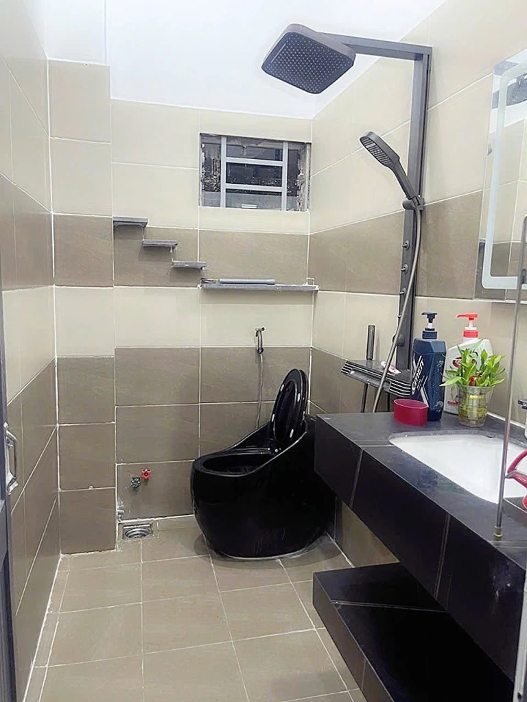 Bình Tân: Bán nhà mặt phố 72m2, 3 tầng, 4PN, sổ hồng, 8.5 tỷ - Vị trí vàng, tiện ích đầy đủ, giá tốt! Liên hệ 0935911385