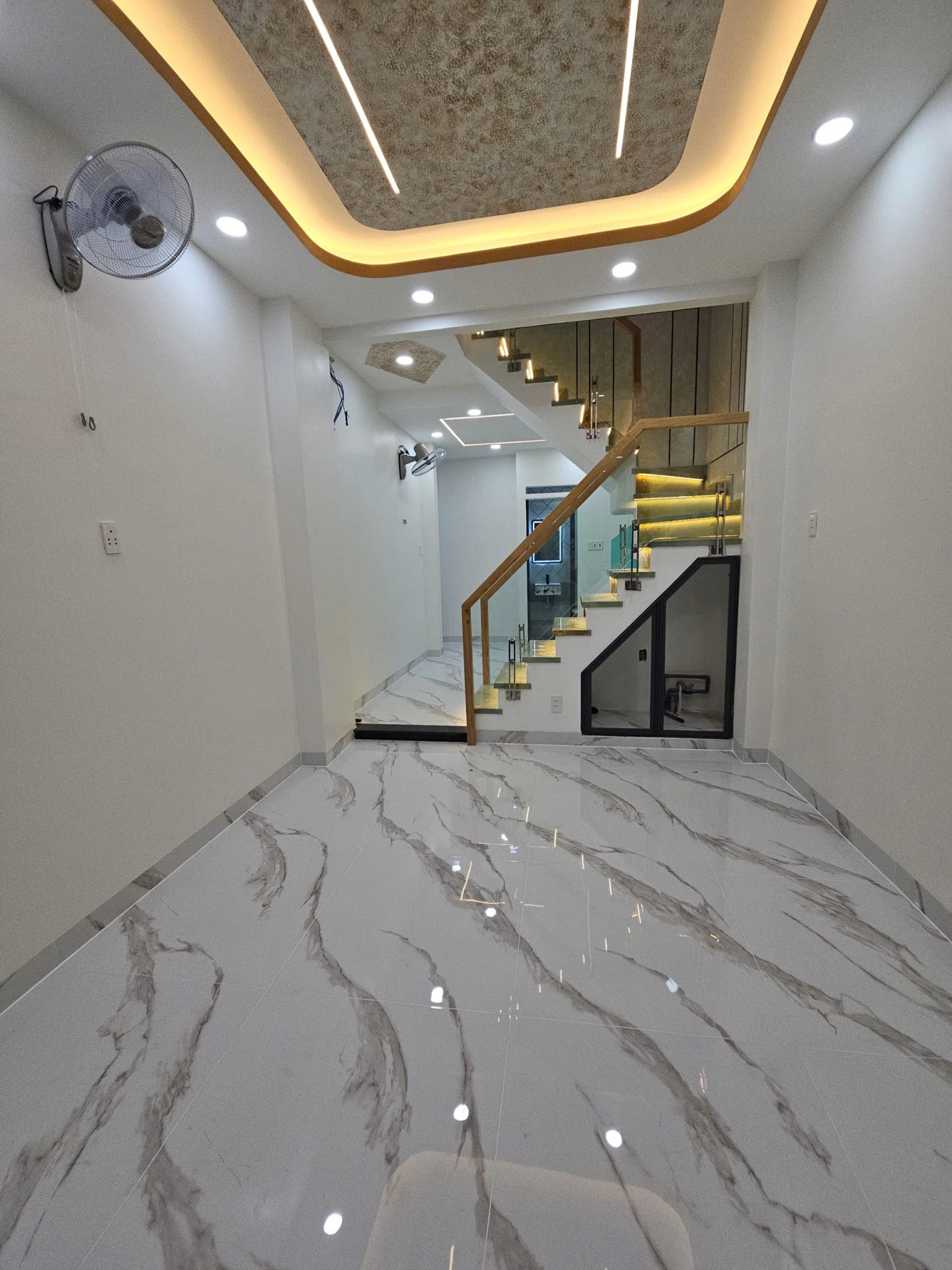 Bán nhà căn góc 2 mặt tiền Q4 trung tâm SÀI GÒN 

NGANG 3.35 DÀI 11.5 m

ĐÚC XÂY DỰNG MỚI 3 tấm