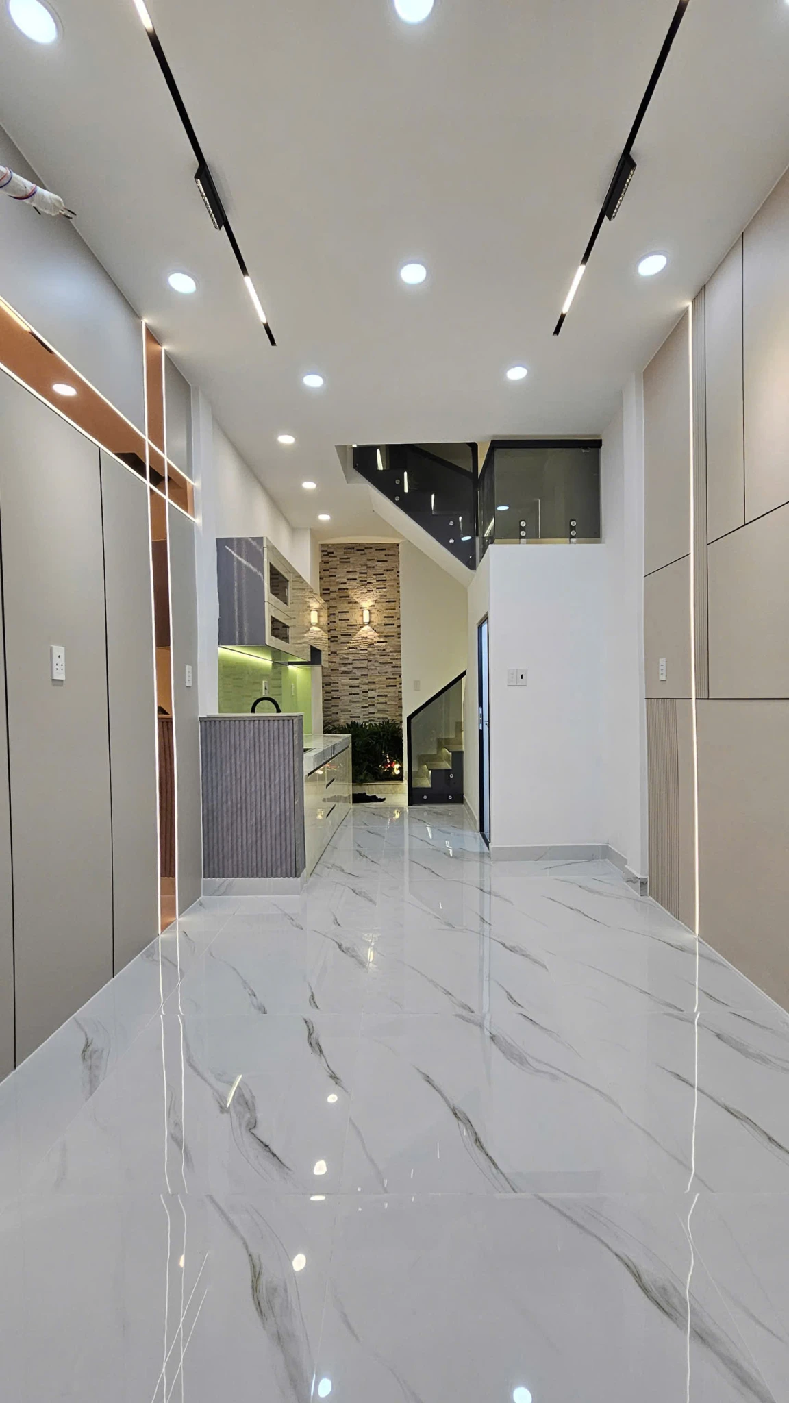 bán nhà mới cách 2 căn ra mặt tiền đối diện Q1 
Đúc 4 tấm có 5Đ - tiên kinh doanh vs ở