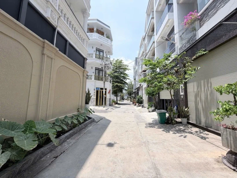 CHỈ 7.x TỶ- NHÀ 4 TẦNG- GẦN HOÀNG QUỐC VIỆT- HUỲNH THỊ ĐỒNG- HXH 6M- DT 4.6 x 12 - 2 LẦU- 4PN- HOÀN CÔNG.